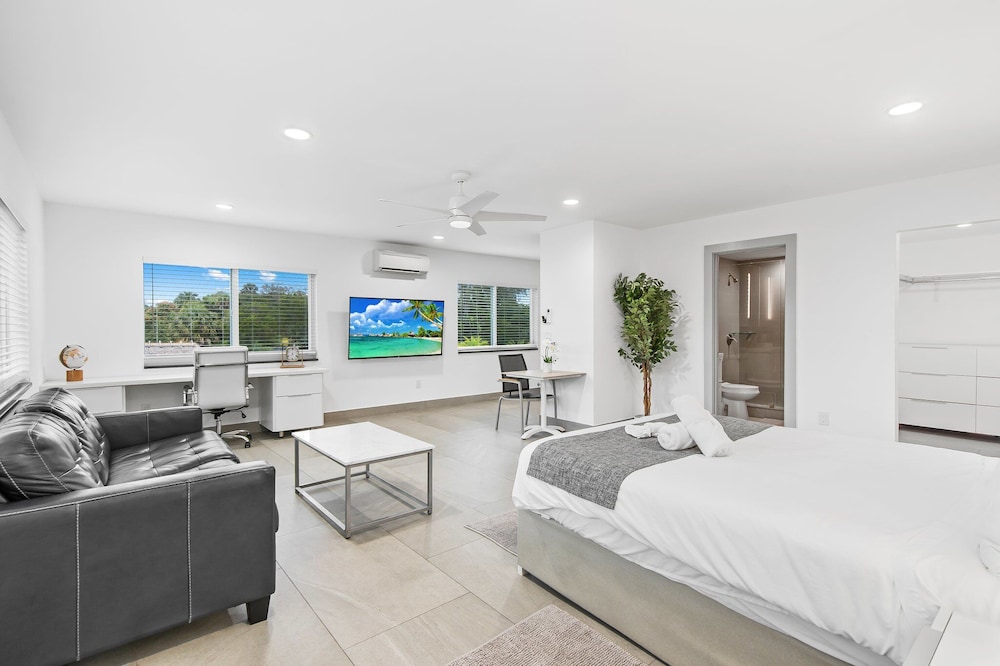 Unique Retreat - Unit D: Cool 2nd-floor Retreat