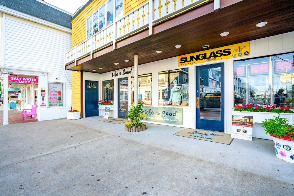 Just Beachy Charming Studio!