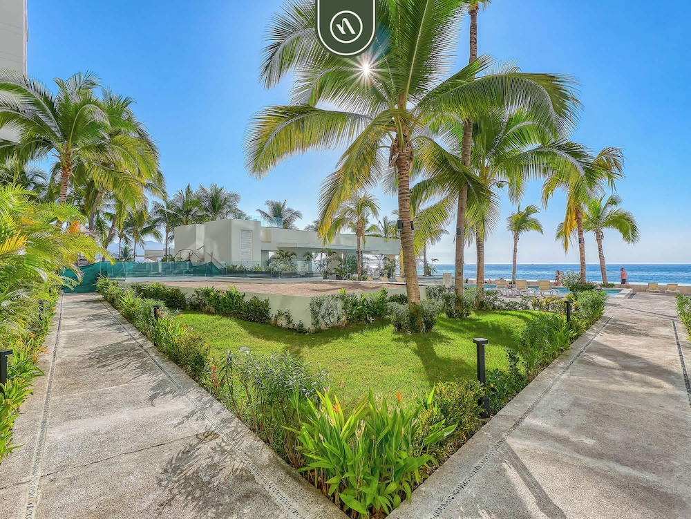 New Oceanfront 1 BR Condo - Gym - Beach - Pool