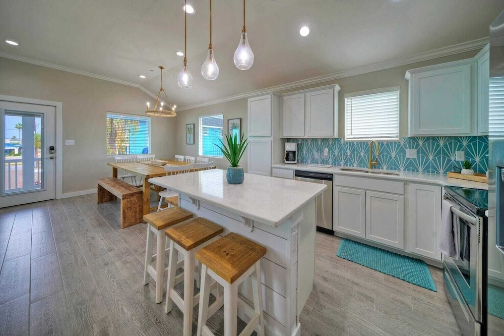 Sleeps 16 2 Homes, Priv Pool, Ping-pong 1block to Alister St. Shops & Dining