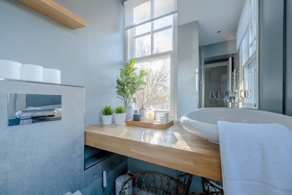 Modern and Luxurious 2 Bedroom Flat - Barons Court