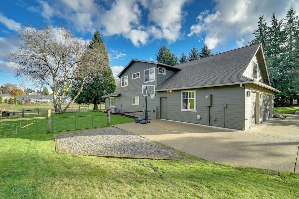 Fire Pit, Chic Deck! Family-friendly Puyallup Home