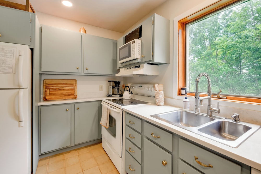 Ski-in/ski-out Sugarbush Retreat w/ Indoor Hot Tub