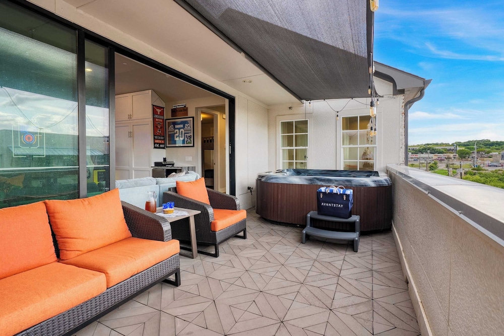 Town Lake Townhouse Hot Tub, Game Room & Skyline Views