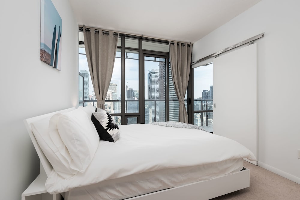 elegant condo with panoramic views - Image 2