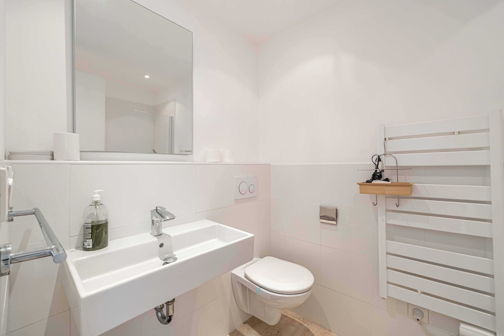 Charming Apartment on Boulevard Alexandre III