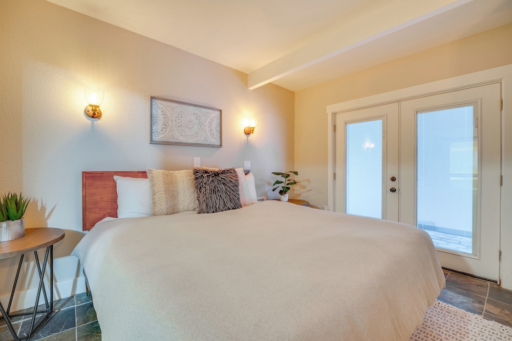 2 Blocks to Downton Chelan: Home w/ Hot Tub!