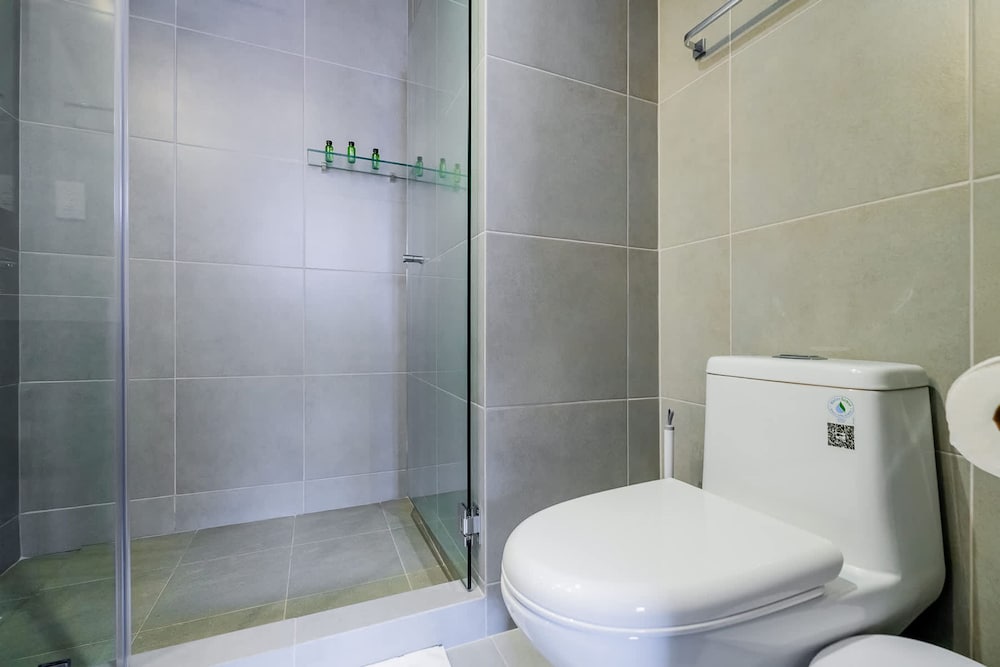 w Majestic 1BR w Great Pool in Centriqo