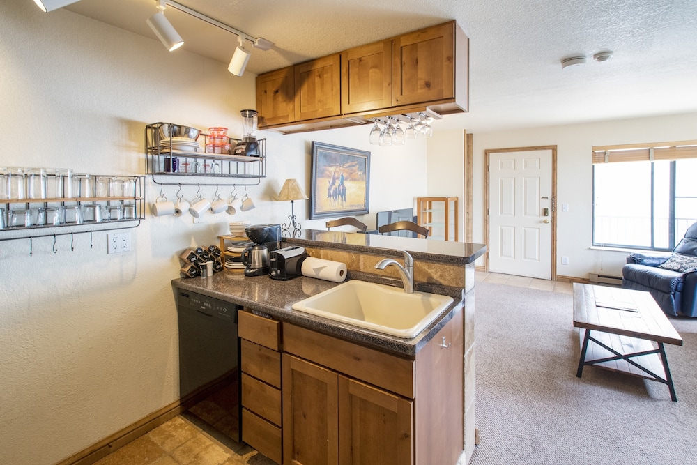 Boomerang Village 201 by Avantstay Ski In/ Ski Out Unit Close to Town! view 5