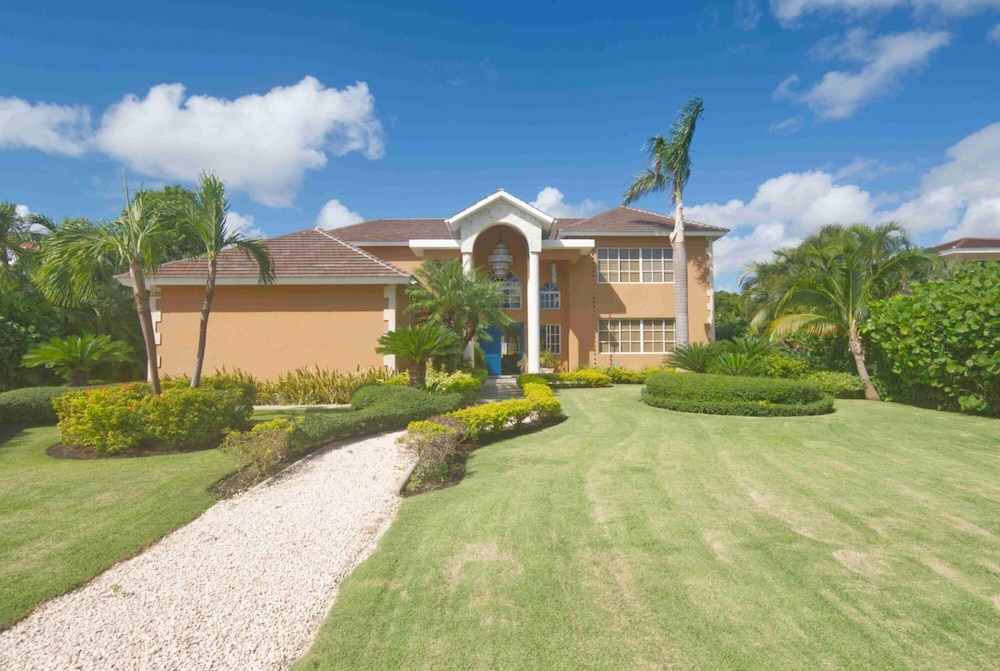 Large Golf View Villa With Pool Jacuzzi and Staff view 2