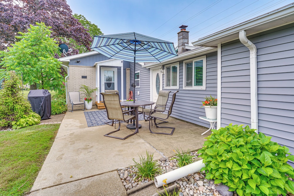 1 Block to Lake Huron: Pet-friendly Apt w/ Kayaks