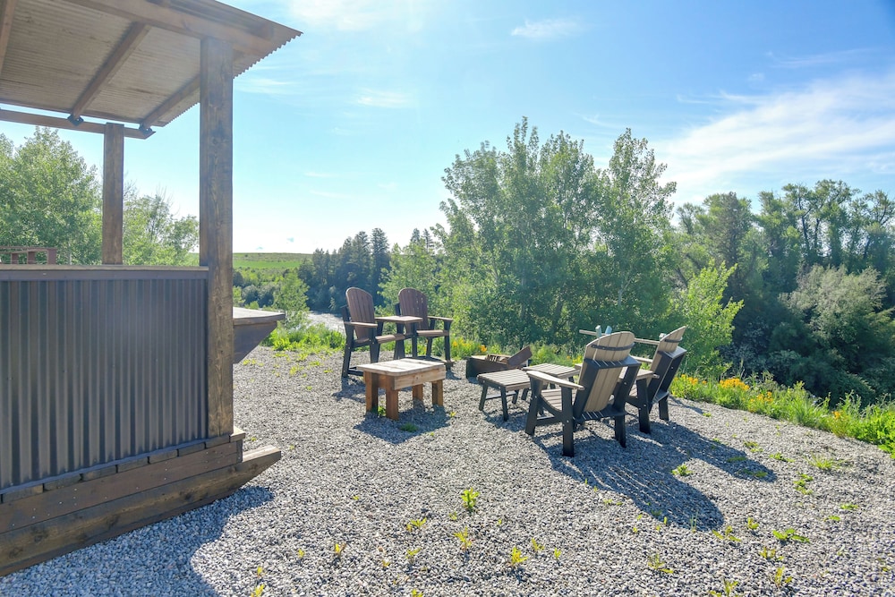 Fall River Cabin Retreat: On-site Fly Fishing!
