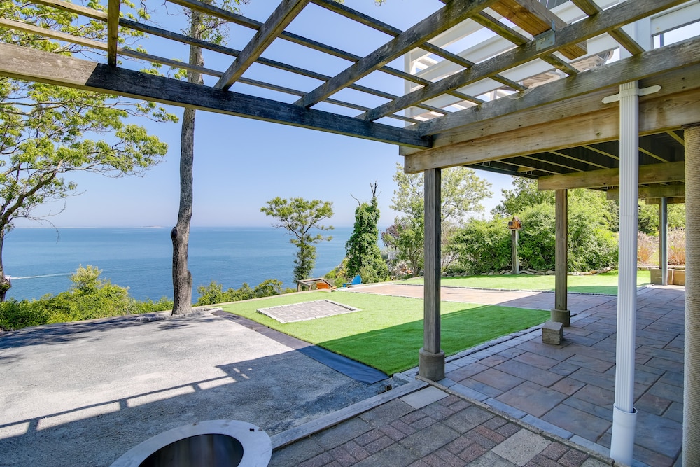 Bayfront Home w/ Deck - 4 Mi to Downtown Plymouth!