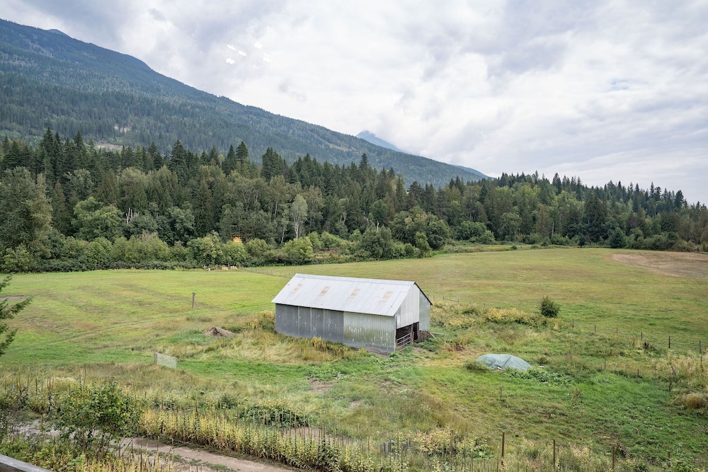 Revelstoke Lakehouse by Revelstoke Vacations