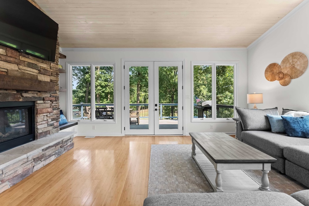 Cove's End by Avantstay Dock, Game Room, Fire Pit & Forest Views