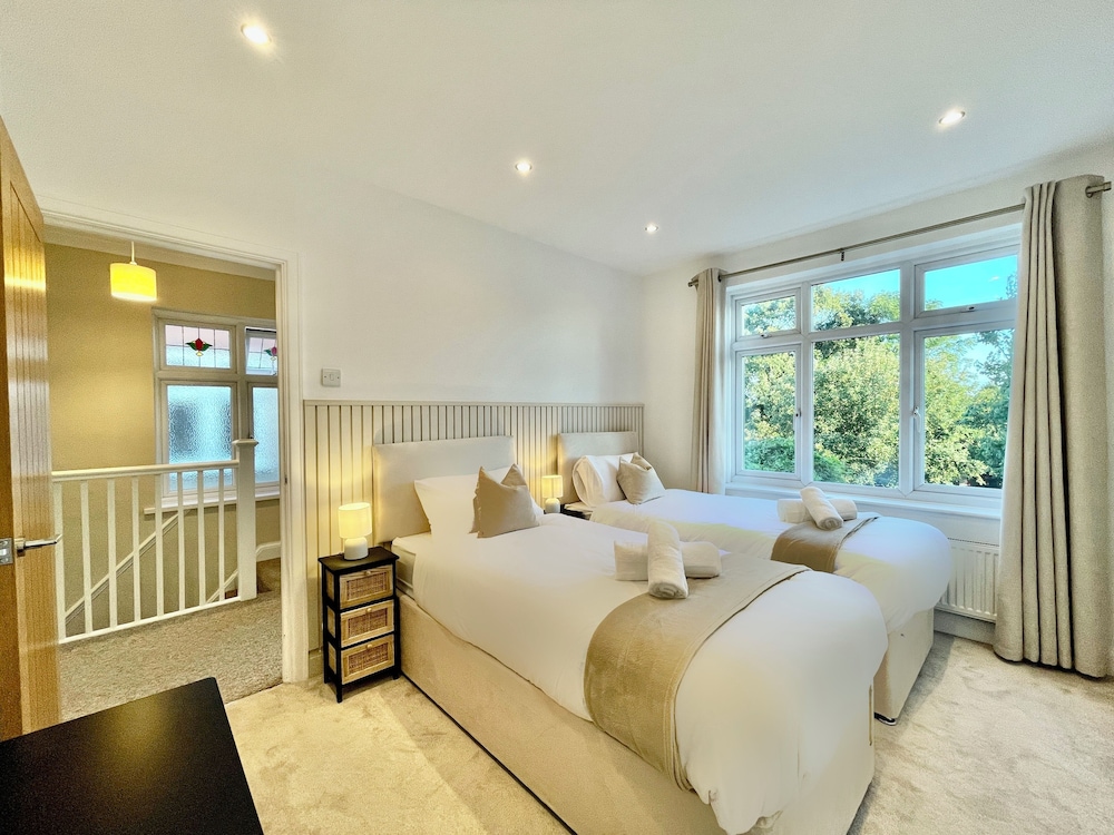 Stylish 3-bed House in Hornchurch - Free Parking view 5