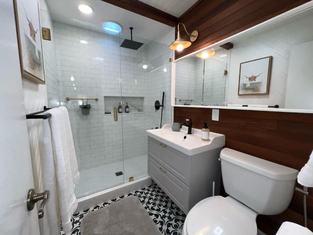 New Cozy Studio 2 Queen Beds, Kitchen Walk to Water