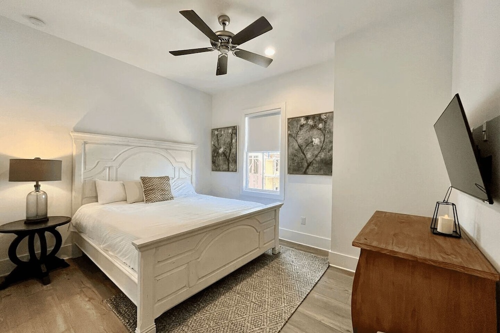 Casa d' Azure by Avantstay Sleeps 18, Private Pool, Golf Cart Included