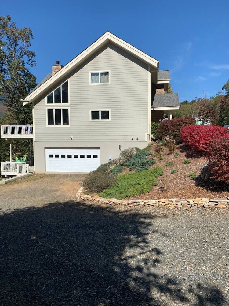 Spectacular 4BR Mountain Home Sleeps 12