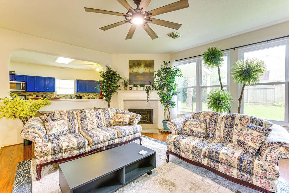 4 Mi to Old Town Spring: Family Retreat w/ Yard!