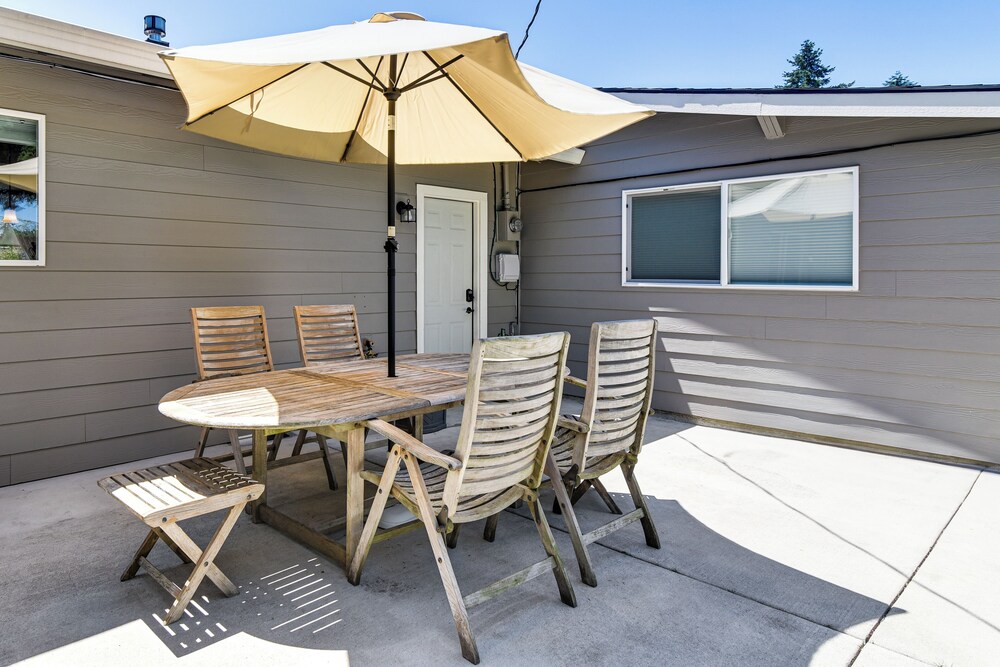 7 Mi to Vancouver Waterfront: Sleek Home w/ Yard!