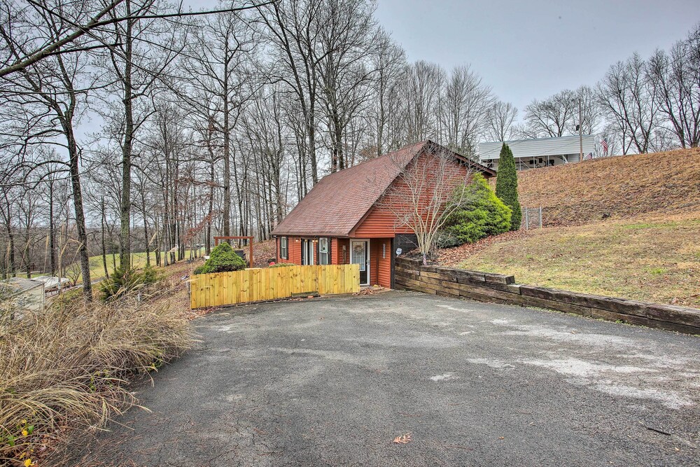Albany Home < 1 Mi to Dale Hollow Lake! view 4