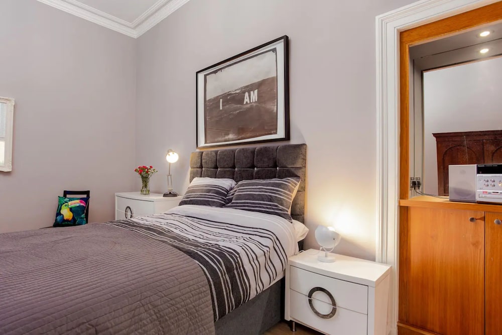 Spacious 2 Bedroom House Near The Meadows view 5