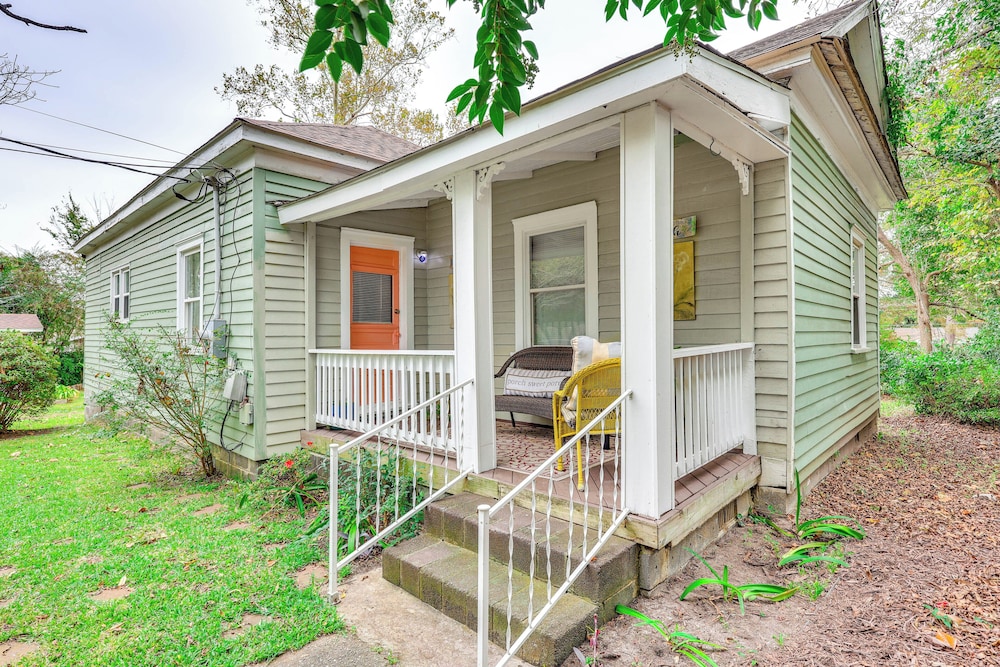 1 Mi to Dtwn Wilmington: Quiet Cottage w/ Deck
