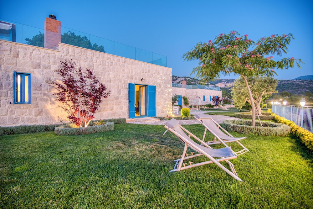 Red Oak House With Garden & Terrace in Assia, Batroun