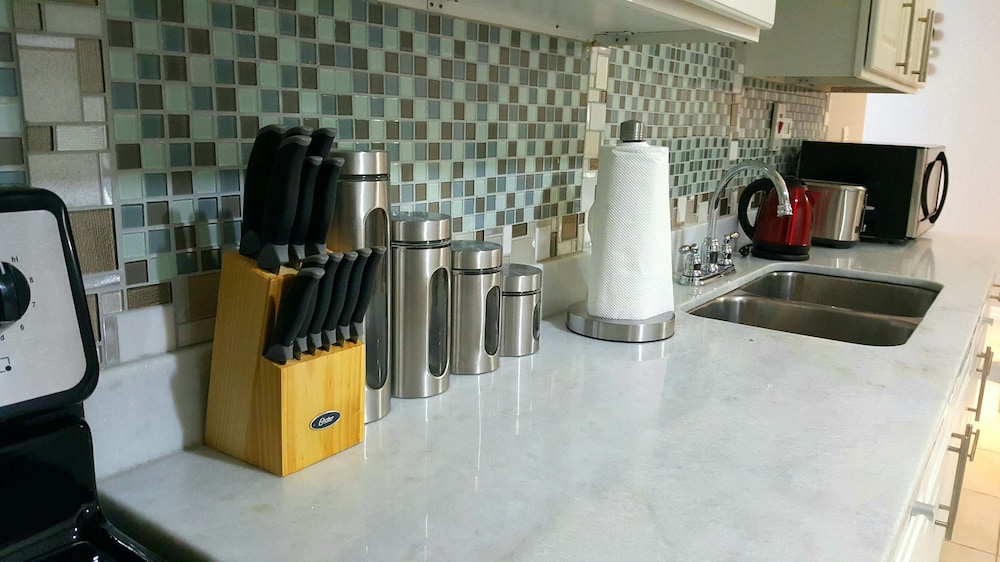 New Kingston Guest Apartment at Donhead