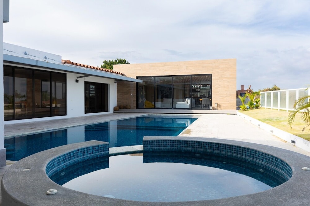 The Wow House by Acomodo