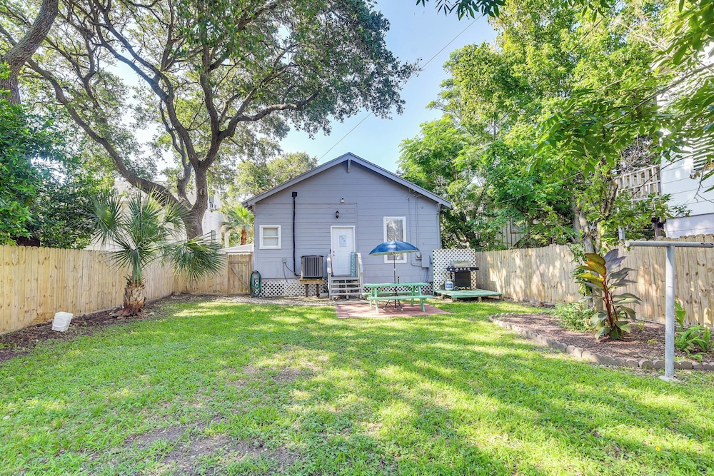 Half Mi to Galveston Seawall: Home w/ Yard & Grill