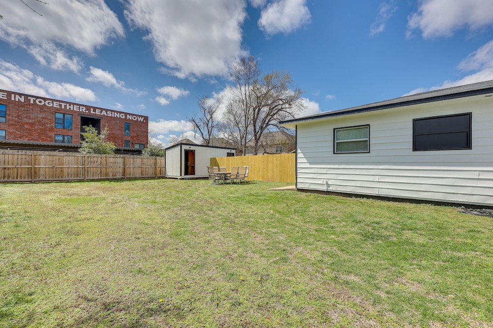 Home: Grassy Yard, Walk to Bentonville Square view 5