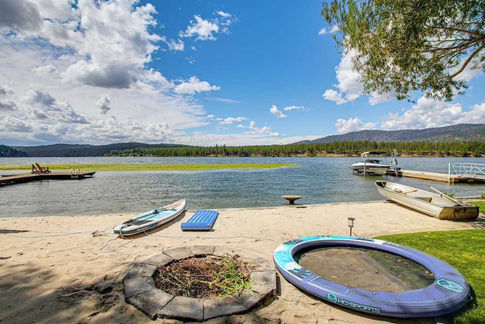 Hot Tub, Deck & Mtn Views: Nine Mile Falls Duplex