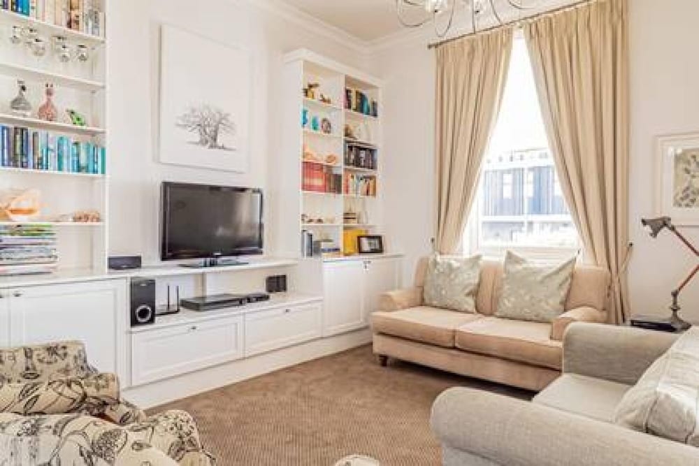 Lovely Holiday Home w Private Courtyard Six Selbourne view 5