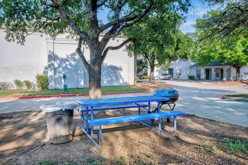 Studio 6 San Antonio, TX - Six Flags view 4