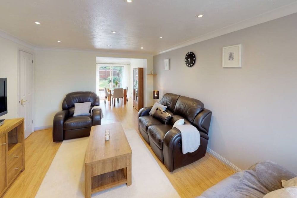 Stayzo Oaklands Near Hatfield Town Centre view 4
