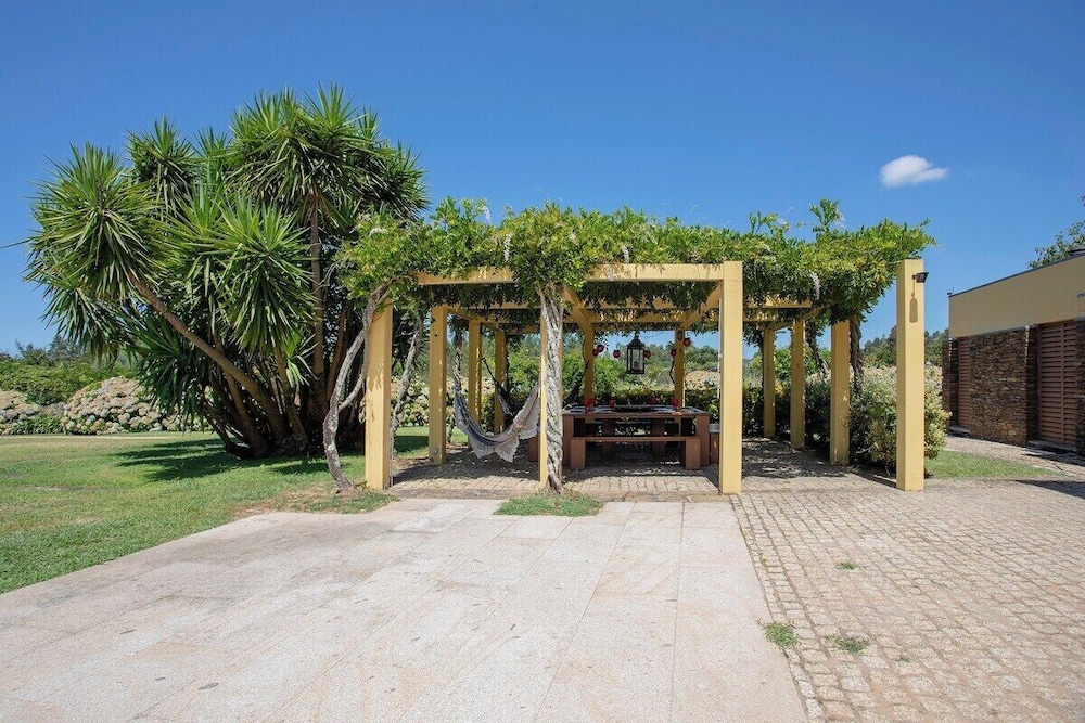 Liiiving in Caminha Countryside Pool House