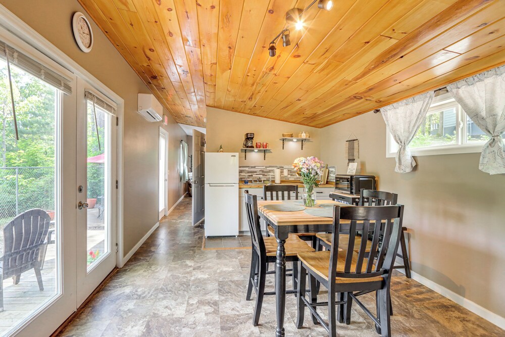 Cozy + Convenient Blairsville Cabin w/ Deck!
