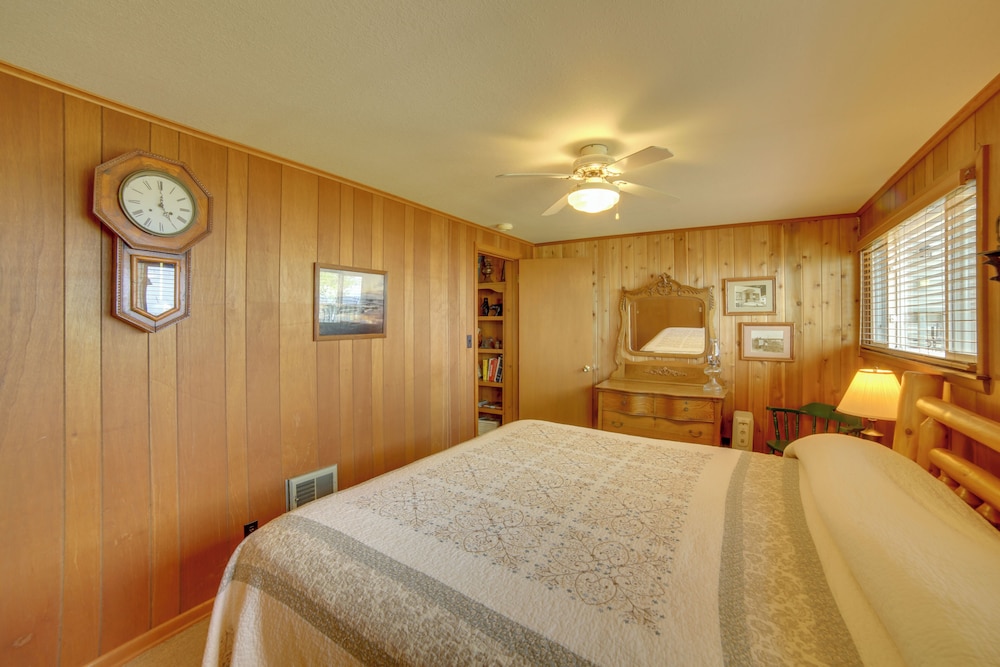 Private Sandy Beach: Lake Superior Group Retreat