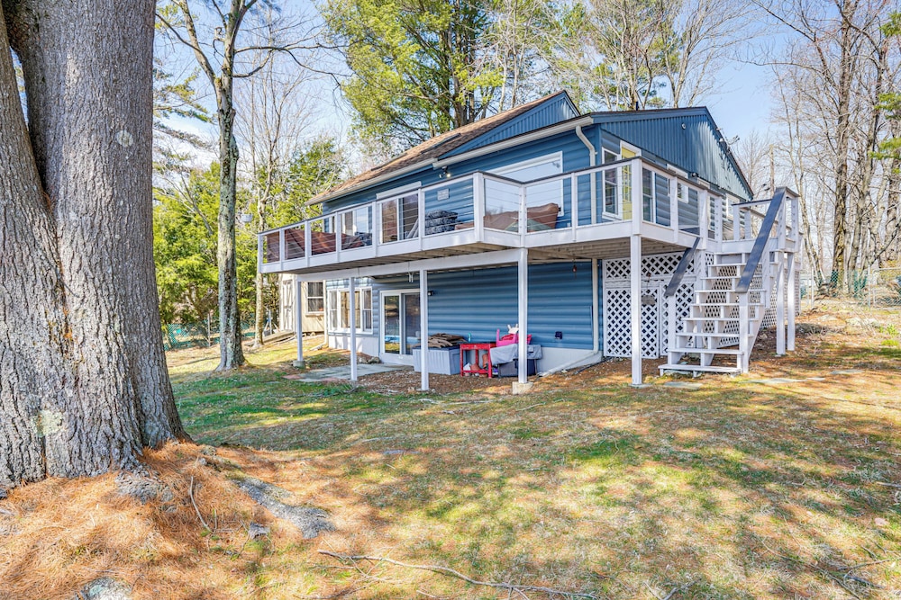 Watercrafts & Dock: Stunning Lakehouse in Becket!