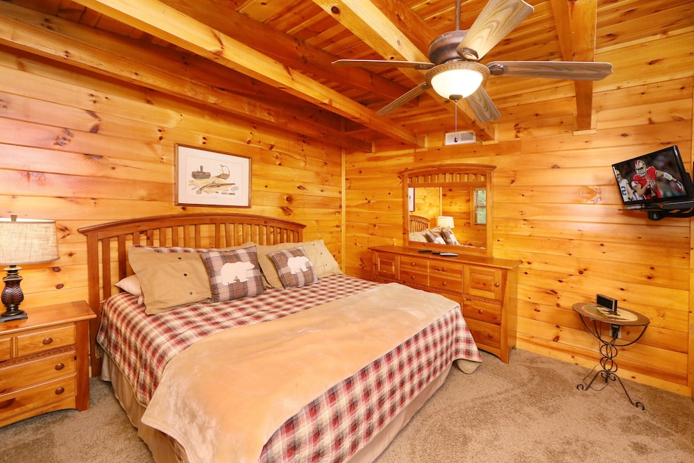 Black Bear Hideaway - Five Bedroom Cabin view 4