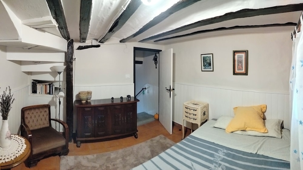 2bed Traditional Apt - Private Balcony - Fuenmayor