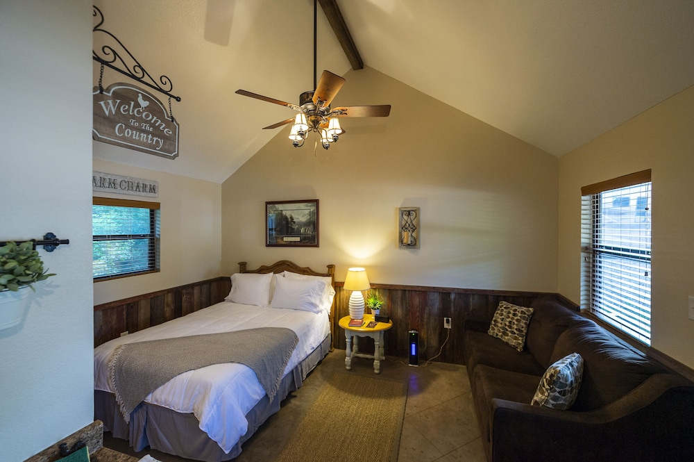 Waco Vacations - Pet Friendly Cabin 4 - 15 Minutes From Magnolia and Baylor - Property Image 8