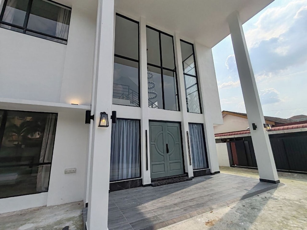 KHOO FAMILY VILLA