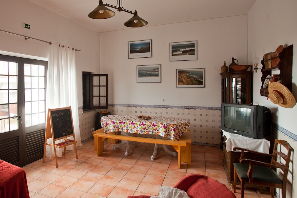 Ericeira Chill Hill Hostel & Private Rooms - Peach Garden