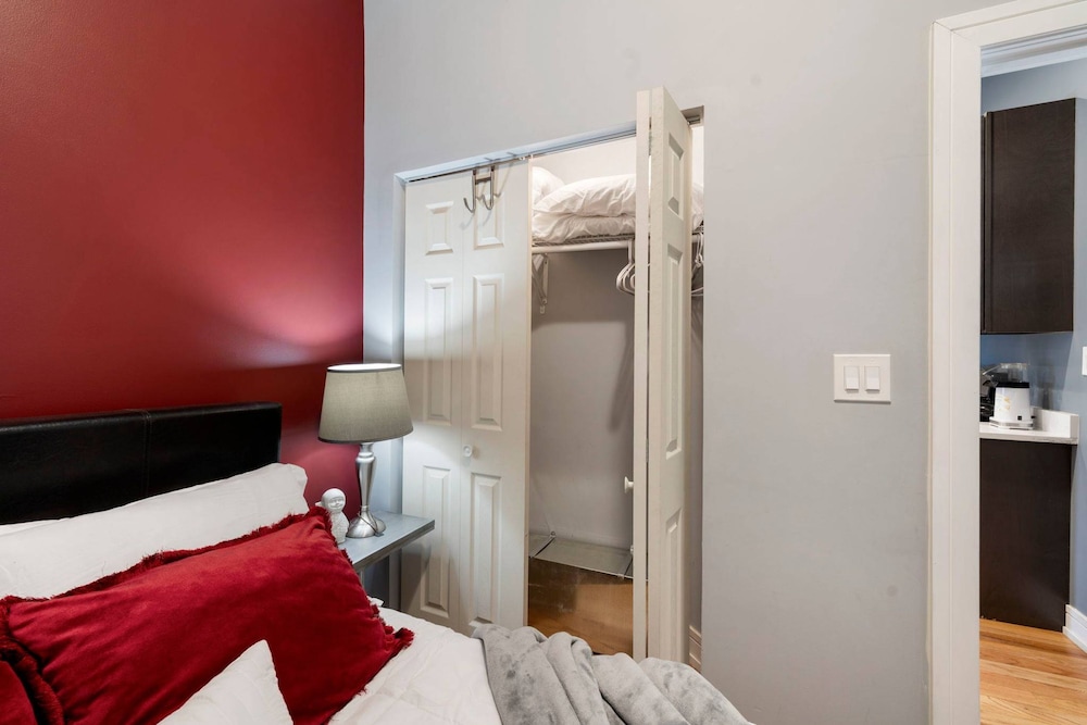 Cozy 2 Bed Home by West Loop With Parking Laundry