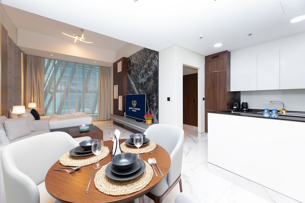 SIMPLY COMFORT Urban Chic Suites in J One Tower City & Canal Views