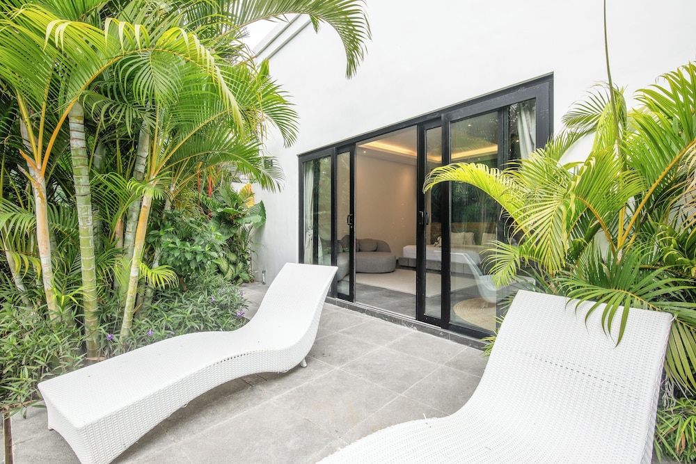 Elegant 3BR Retreat Stylish Modern Villa Seminyak
