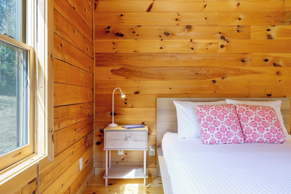 Secluded w/ Deck Views, Hot Tub, & Ping Pong Hudson in the Berks by Avantstay